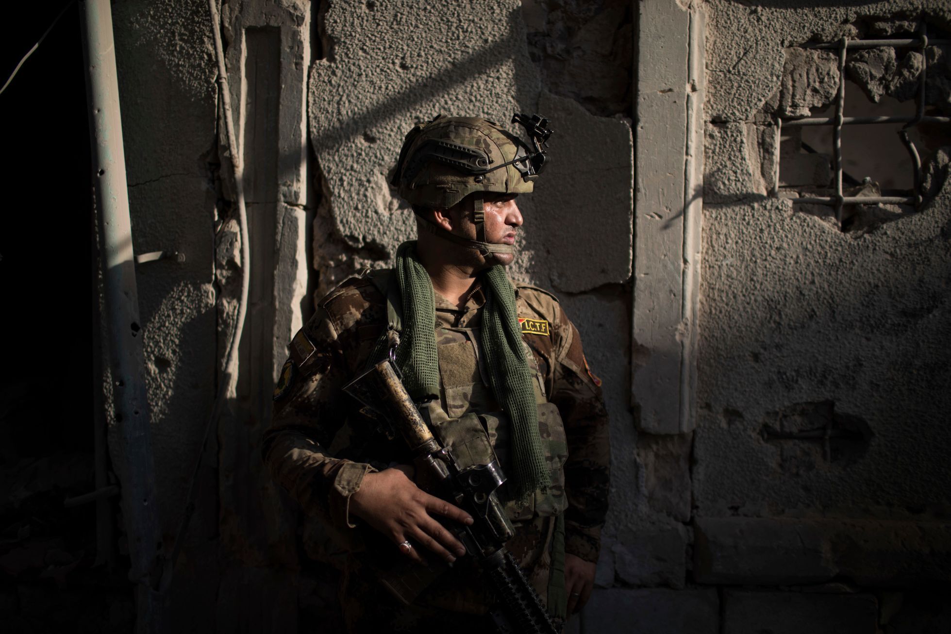 Voják irácké armády ve starém městě Mosulu.