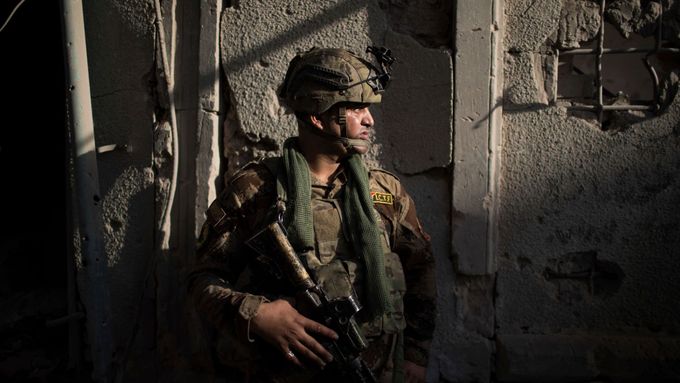 Voják irácké armády ve starém městě Mosulu.