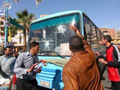 Damanhour - Stoupenci Muslimského bratrstva útočí na autobus vládnoucí Národní demokratické strany.