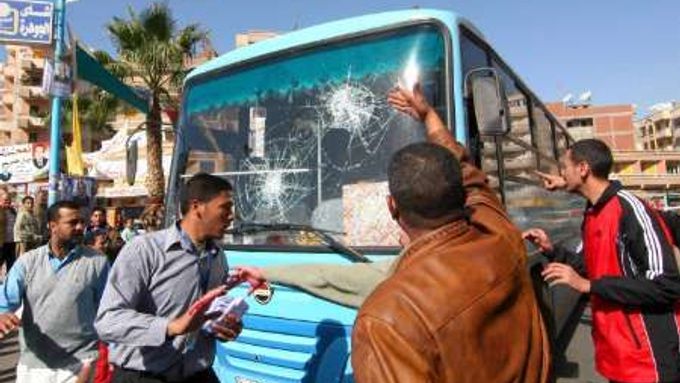 Damanhour - Stoupenci Muslimského bratrstva útočí na autobus vládnoucí Národní demokratické strany.