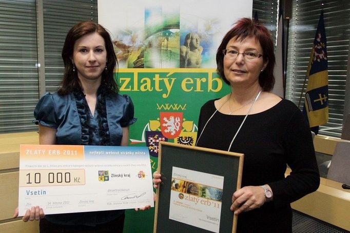 Starostka Vsetína Iveta Táborská (vpravo) převzala za krajské vítězství šek na 10 000 Kč