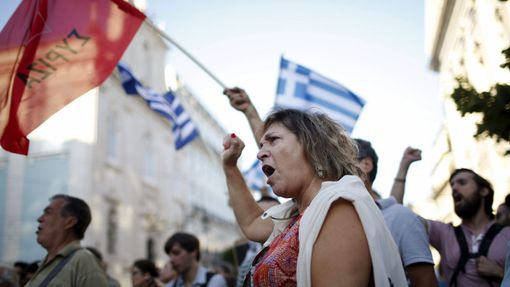 Řekové se bouří proti vládnímu vyjednávání o úsporných opatřeních s Evropskou unií.