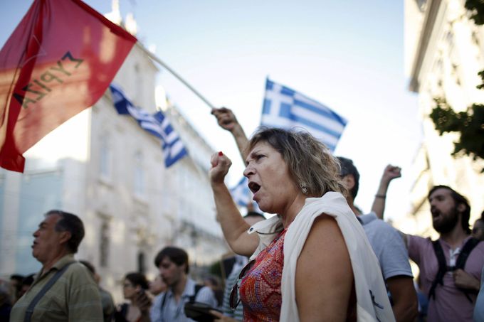 Řekové se bouří proti vládnímu vyjednávání o úsporných opatřeních s Evropskou unií.