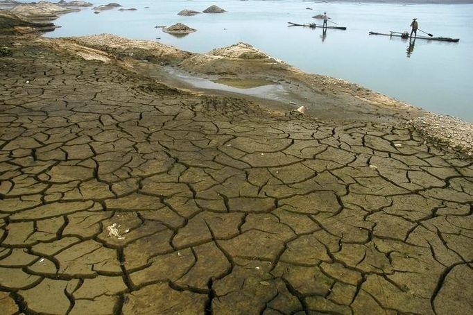 Pohled na vyschlé řečiště nedaleko Jing-tchanu ve středočínské provincii Ťiang-si. Čínu zasáhne mnohem více tajfunů, záplav a sucha kvůli globálnímu oteplování, uvedli nejvýznamější meteorologové v zemi.