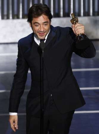 Oscar 2008: Javier Bardem získal cenu pro nejlepšího herce ve vedlejší roli za Tahle země není pro starý