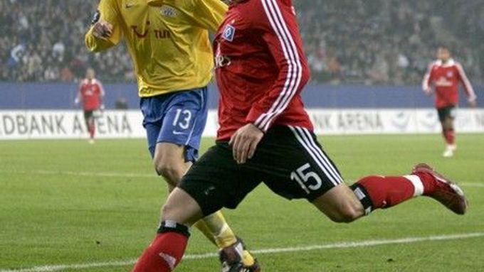 Trochowski z Hamburku se snaží odcentrovat před branku Curychu v odvetě Poháru UEFA, která skončila 0:0.