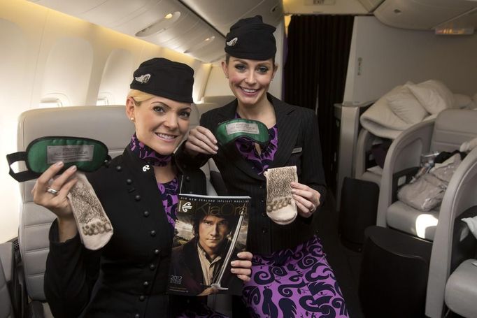 Air New Zealand flight crew pose with Hobbit-themed eye masks and flight socks after their Boeing 777-300ER, featuring livery advertising the film The Hobbit: An Unexpected Journey, landed at Heathrow Airport in London November 25, 2012. The aircraft, en route to Los Angeles and then Auckland, is picking up actors and crew attending the film's premiere in New Zealand. REUTERS/Neil Hall (BRITAIN - Tags: TRANSPORT ENTERTAINMENT) Published: Lis. 25, 2012, 3:20 odp.