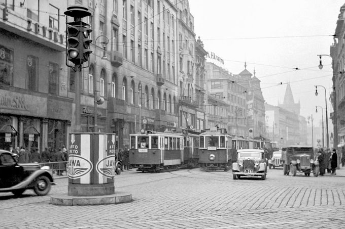 Semafor na křižovatce ulice Na Příkopě v Praze v roce 1939