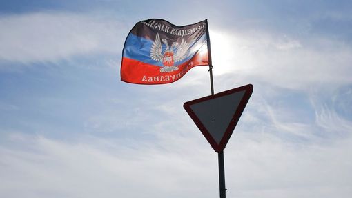 Vlajka samozvané "Doněcké lidové republiky" v Kreminci nedaleko Doněcku.