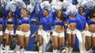 Tým cheerleaders Los Angeles Rams na Super Bowlu LIII