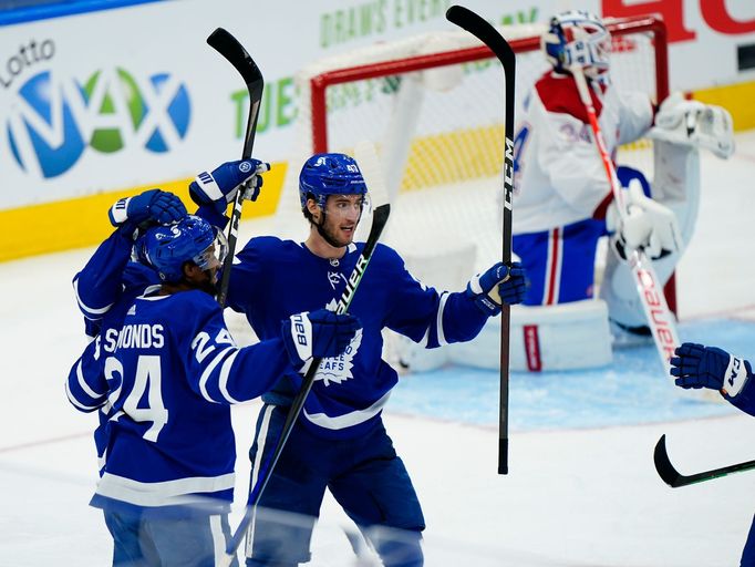 Wayne Simmonds a Pierre Engvall slaví branku