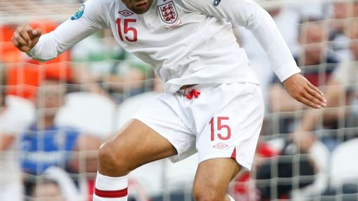 Joleon Lescott hlavičkuje do brány Francouzů během utkání Francie - Anglie v základní skupině D na Euru 2012.