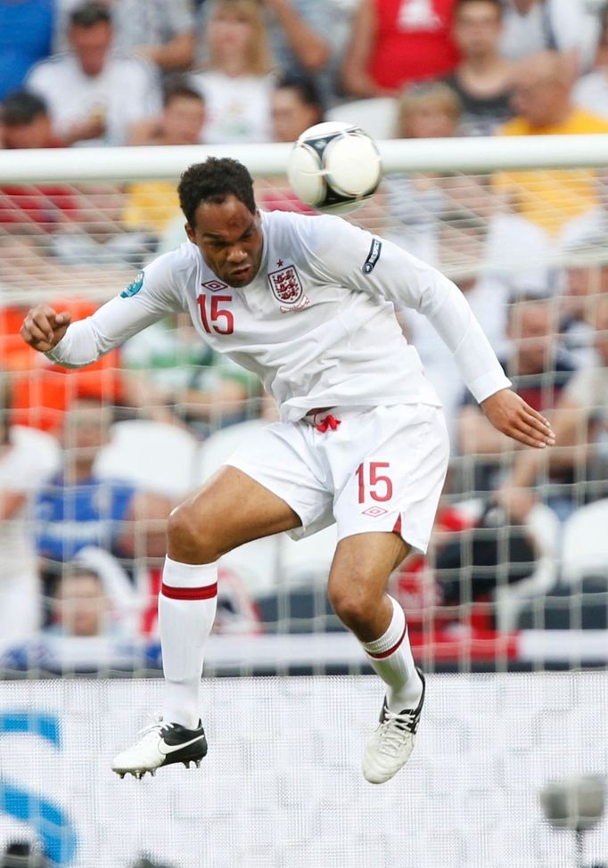 Joleon Lescott hlavičkuje do brány Francouzů během utkání Francie - Anglie v základní skupině D na Euru 2012.