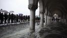 Tourists walk on raised platforms for flood waters in St. Mark Square during a period of seasonal high water in Venice October 27, 2012. The water level in the canal city rose to 127 cm (50 inches) above the normal level, according to the monitoring institute. REUTERS/Manuel Silvestri (ITALY - Tags: ENVIRONMENT SOCIETY TRAVEL) Published: Říj. 27, 2012, 12:12 odp.