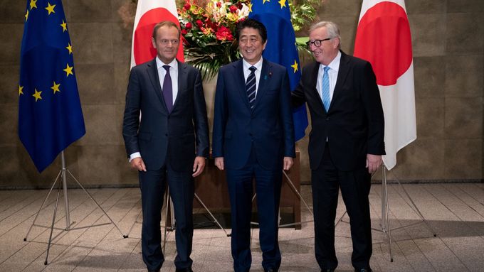 Donald Tusk, Šinzó Abe a Jean-Claude Juncker.