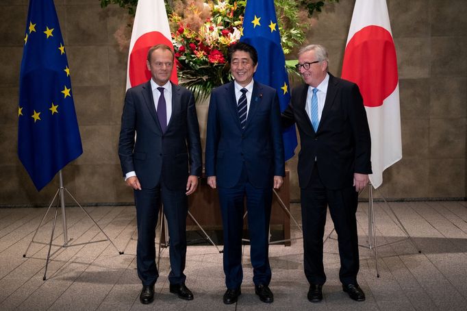 Donald Tusk, Šinzó Abe a Jean-Claude Juncker.