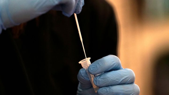 V neděli přibylo o třetinu víc případů než před týdnem. Hospitalizovaných je 700 lidí; Zdroj foto: Reuters