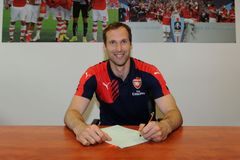 Potvrzeno, Petr Čech přestoupil z Chelsea do Arsenalu
