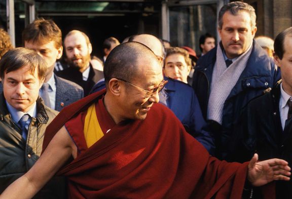 Dalajlama u sochy sv. Václava na Václavském náměstí, 5. února 1990.