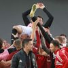 Sparťané s Ondřejem Čelůstkou ve vzduchu se radují po zápase 2. kola nadstavby F:L Sparta - Slavia