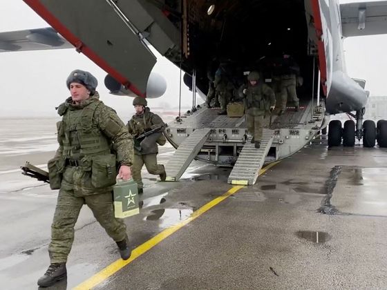 Ruští výsadkáři na letišti v Kazachstánu.