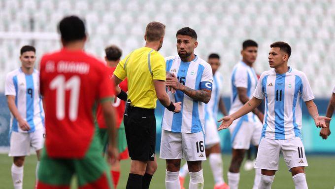 Nicolas Otamendi v hovoru s rozhodčím v utkání Argentina - Maroko na OH 2024