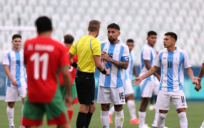 Nicolas Otamendi v hovoru s rozhodčím v utkání Argentina - Maroko na OH 2024