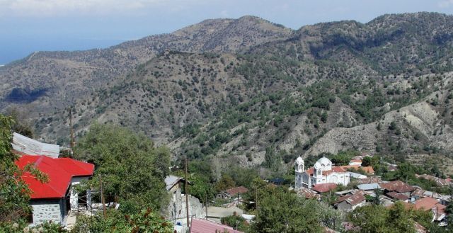 Kypr, vesnice Pedoulas v pohoří Troodos