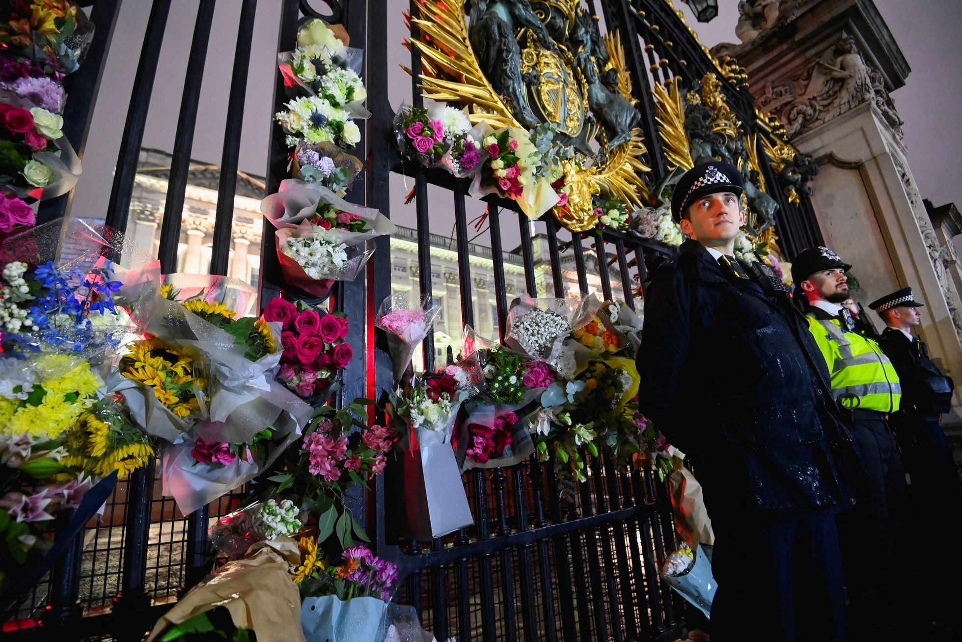 Германии траур. Цветы у Букингемского дворца в Лондоне в память о Елизавете 2. Великобритания Букингемский дворец с королевой.