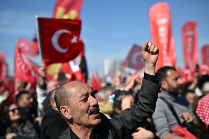 Stovky tisíc lidí se v sobotu v Istanbulu zúčastnily demonstrace, kterou svolala turecká opozice proti zadržení bývalého starosty tohoto města Ekrema Imamoglua.