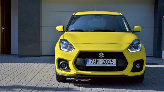 Žluťoučký kůň úpěl ďábelské ódy. Suzuki testuje zájem zákazníků o Swift atraktivní žlutou barvou a doplňky z imitace karbonových vláken.