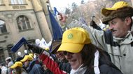 Pochod demonstrantů se vydal z pražské Letné, kde autobusy odborářů zablokovaly dopravu, směrem na Palachovo náměstí.