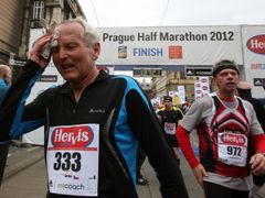 Přednosta Kardiocentra IKEM Jan Pirk v cíli pražského půlmaratonu v roce 2012.