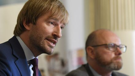 Roušky a testy? Co bude platit pro návrat dětí do škol? Sledujte TK Vojtěcha