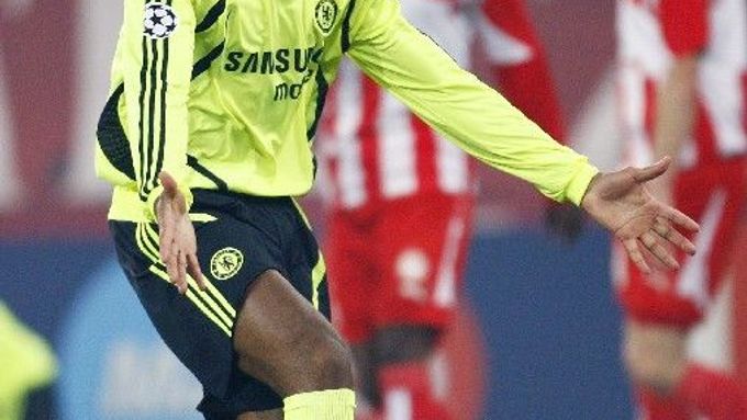Didier Drogba z londýnské Chelsea se rozčiluje v úvodním zápase osmifinále Ligy mistrů proti Olympiakosu.