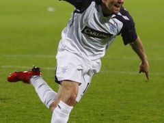 Fotbalista Rangers Novo se raduje z rozhodující penalty v semifinále Poháru UEFA proti Fiorentině.