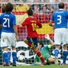 Cesc Fabregas skóruje v utkání základní skupiny mezi Španělskem a Itálií na Euru 2012