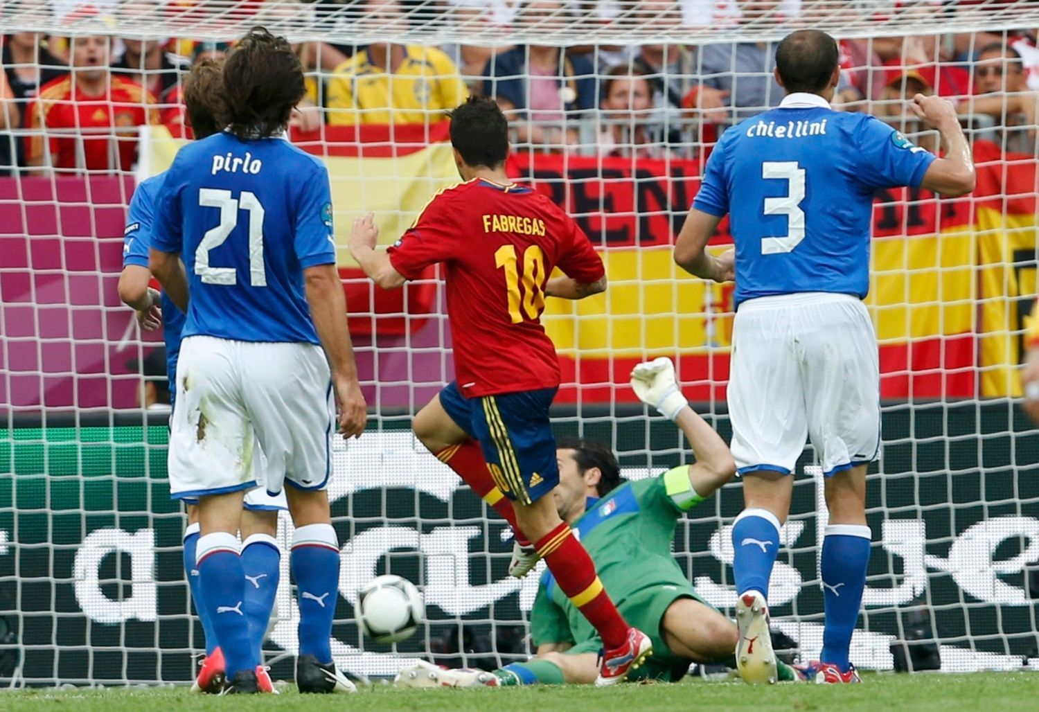 Cesc Fabregas skóruje v utkání základní skupiny mezi Španělskem a Itálií na Euru 2012