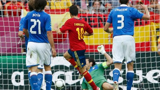 Cesc Fabregas skóruje během utkání základní skupiny mezi Španělskem a Itálií na Euru 2012.
