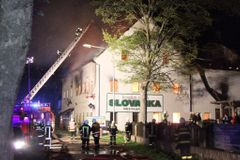 Požár zničil hotel Slovanka v Krušných horách