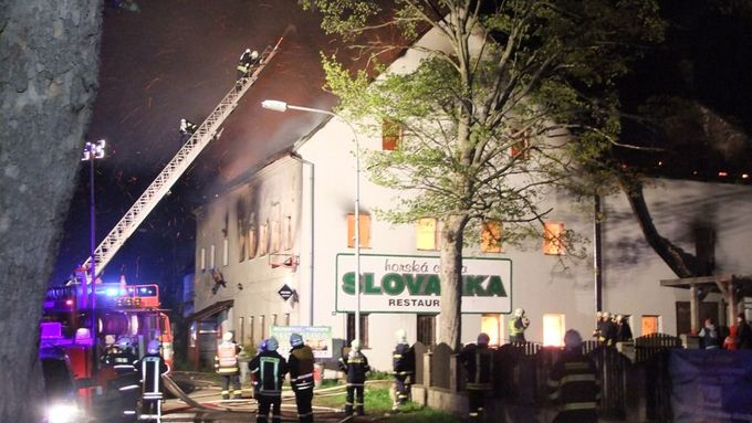 Hotel Slovanka v Loučné pod Klínovcem na Chomutovsku v noci na úterý zničil požár.