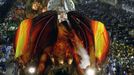 Revellers from the Beija Flor samba school participate during the annual carnival parade in Rio de Janeiro's Sambadrome, February 11, 2013. REUTERS/Ricardo Moraes (BRAZIL - Tags: SOCIETY) Published: Úno. 12, 2013, 4:02 dop.