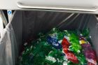 Pět korun za PET láhev a devět z deseti Čechů bude recyklovat, ukázal průzkum