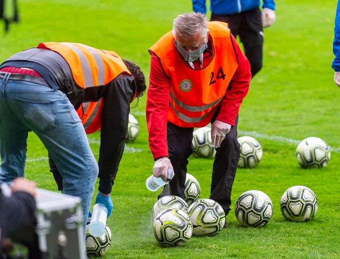 Dezinfekce míče v zápase 23. kola první ligy Teplice - Liberec.