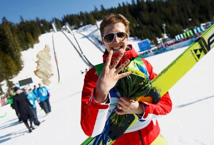 Skok do historie - Pokud bude Vancouver pro Čechy navždy olympiádou Martiny Sáblíkové, pro svět skoků na lyžích to budou hry Simona Ammanna. Osmadvacetiletý Švýcar získal zlato na velkém můstku i na středním můstku, totéž se mu podařilo i v Salt Lake City roku 2002. Do historie vstupuje jako první skokan, jenž získal čtyři zlaté olympijské medaile v individuálních závodech.