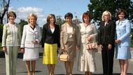 Manželky státníků. Zleva: Laura Bushová, Bernadette Chiracová, Sousa Uva Barrosová, manželka italského premiéra Romana Prodiho Flavia Franzoni, Ludmila Putinová, Laureen Harperová a Cherie Blairová