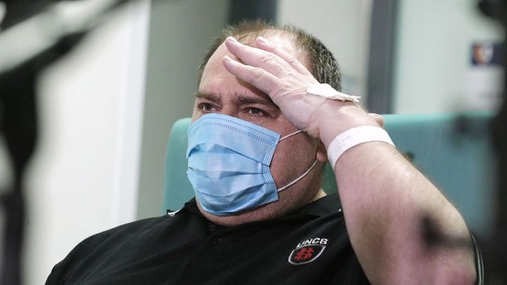 Taxikář léčený remdesivirem jde po dvou měsících z nemocnice. Chce změnit práci