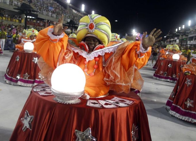 Revellers of Sao Clemente samba school participate on the second night of the annual Carnival parade in Rio de Janeiro's Sambadrome, February 11, 2013. REUTERS/Pilar Olivares (BRAZIL - Tags: SOCIETY) Published: Úno. 12, 2013, 12:49 dop.