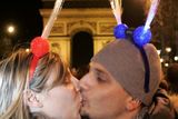 Novoroční polibek v Paříži.