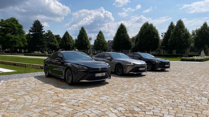 Dvě černé vodíkové Toyoty Mirai putují na ministerstva, prostřední je předváděcí vůz českého zastoupení.